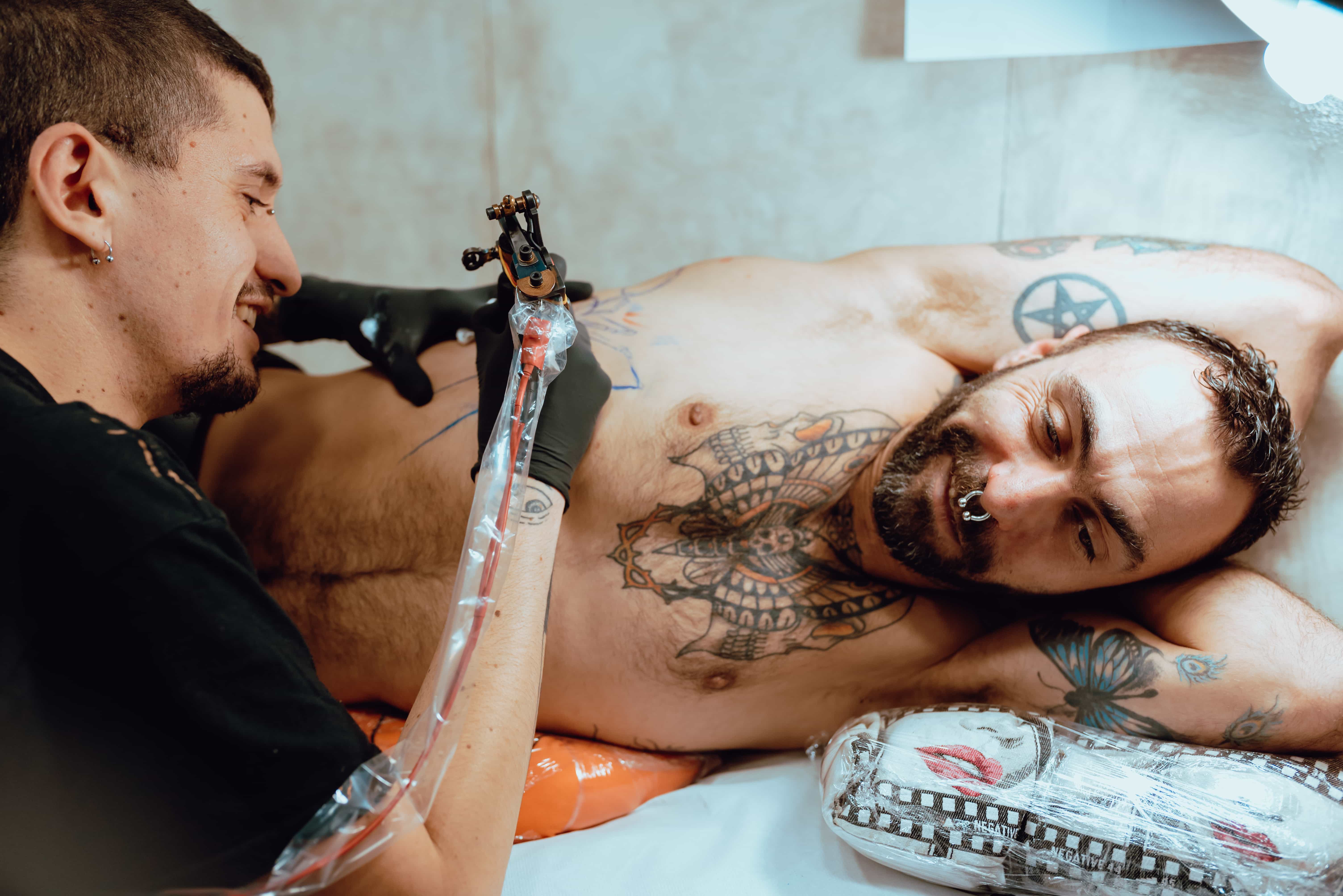 Jak poprawnie dbać o tatuaż